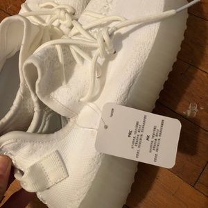 cream white yeezy adidas with tags (not genuine)